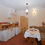 Rosa בית הארחה קרלובי וארי